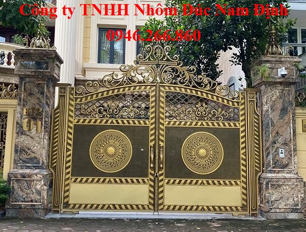 Mẫu cổng nhôm đúc đẹp, sang trọng, đẳng cấp
