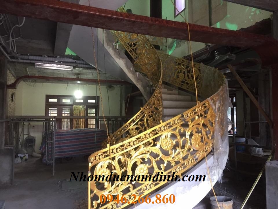 Cầu thang nhôm đúc bền đẹp tại Vĩnh Long