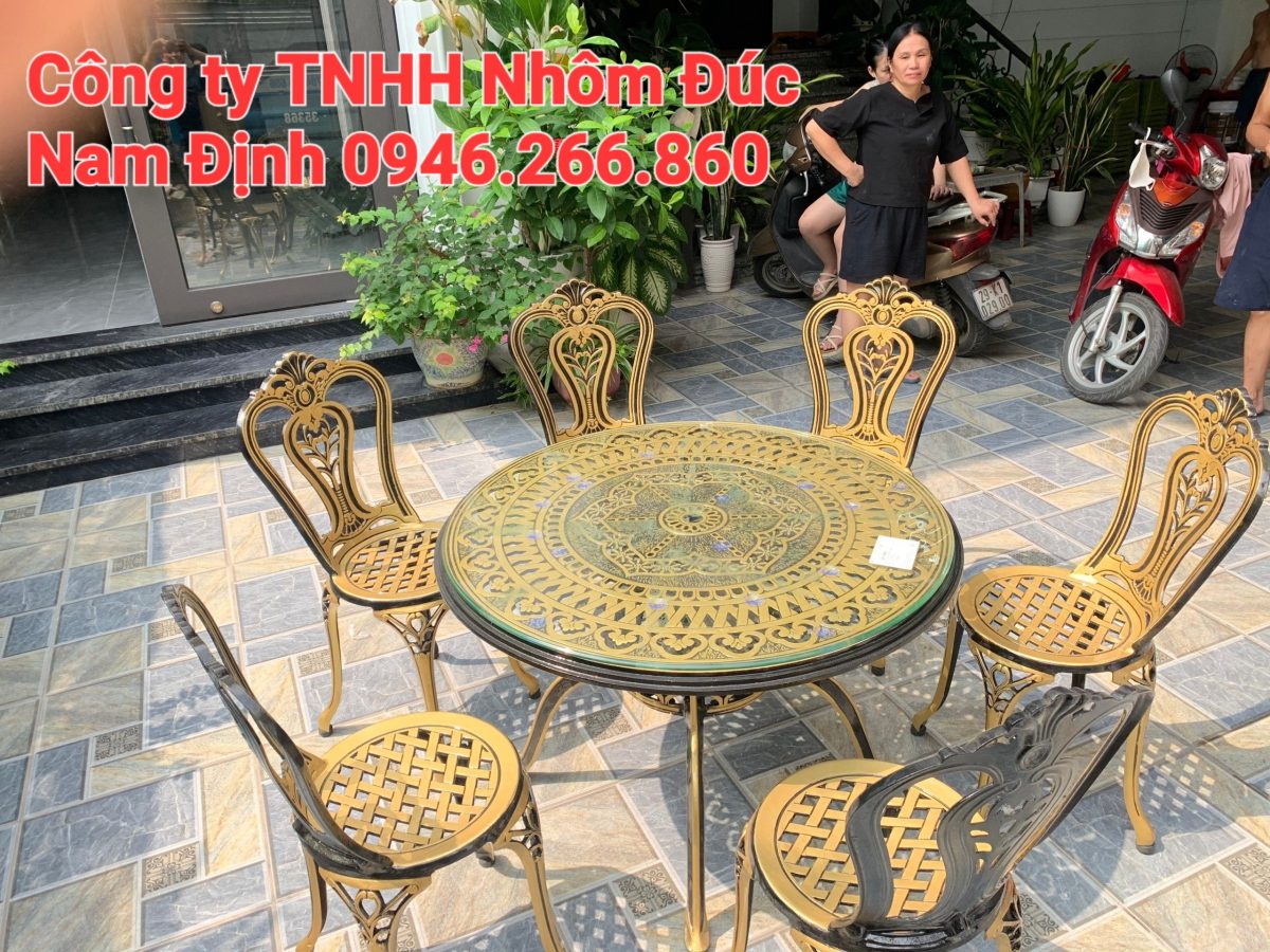Chọn Bàn Ghế Nhôm Đúc Mạ Đồng Phù Hợp Với Không Gian Sống Của Bạn